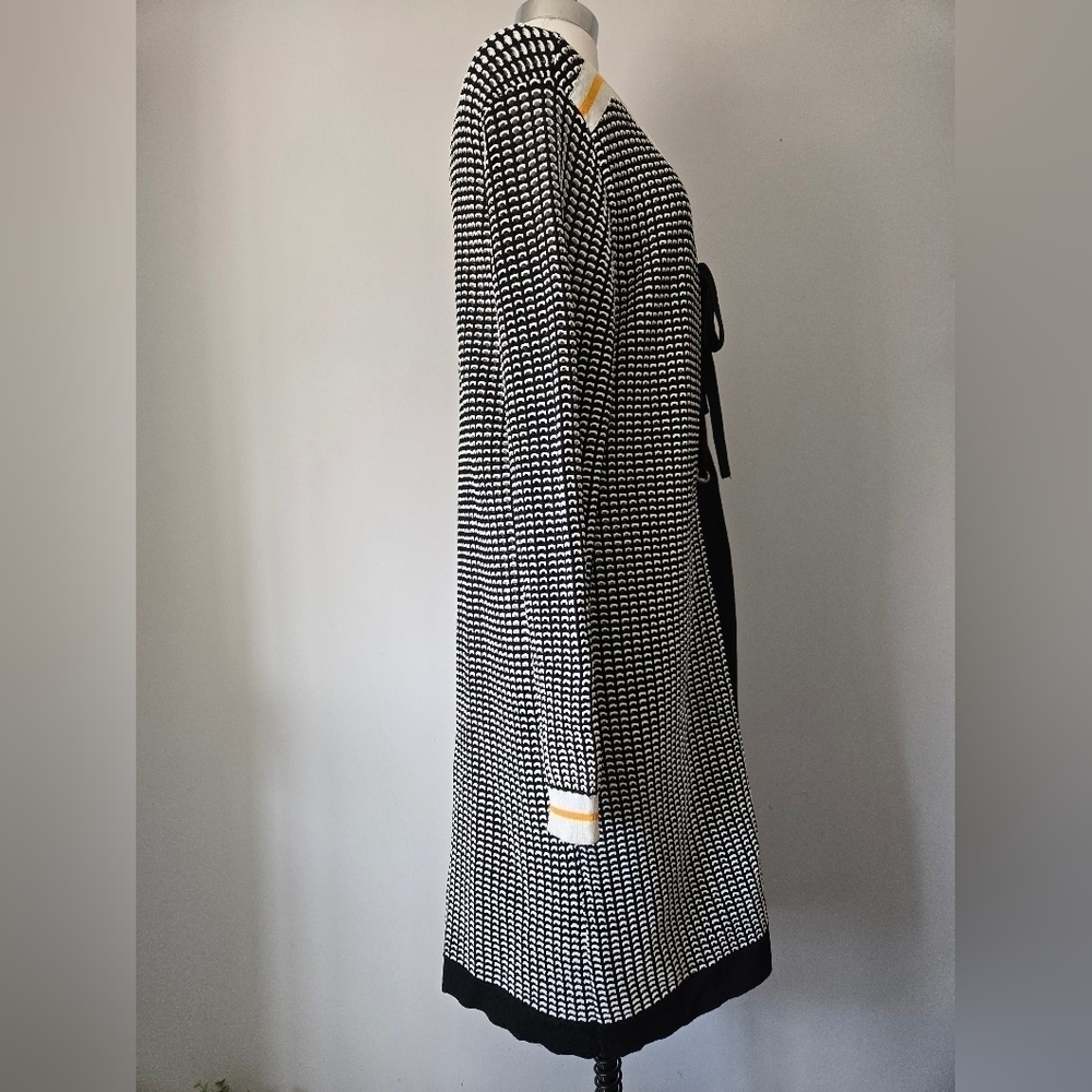 Poools Mesh Stretchy Beach Cover Up. White And Black With Yellow/White Cuff. 18 - Picture 7 of 15